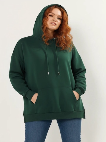 Shape Of You Sweatshirt in Grün: Vorderseite