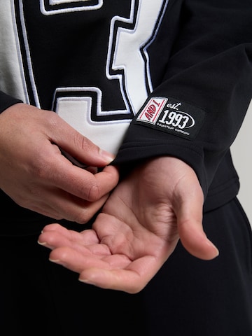 AND1 Суичър '93' в черно