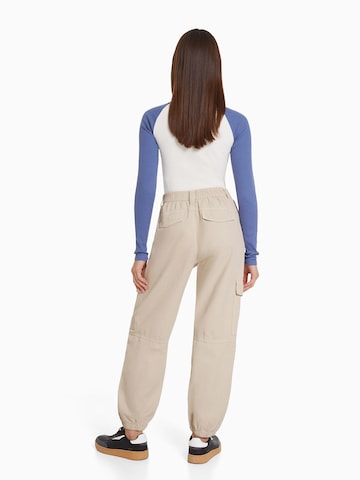 Bershka Tapered Cargobroek in Beige