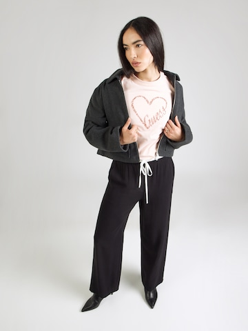 GUESS Tričko 'LOVE' – pink