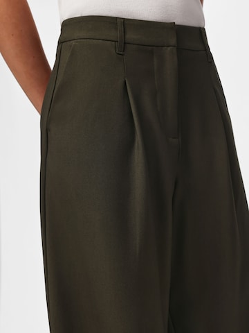 Barrel Pantalon à pince 'PCBosella' PIECES en vert