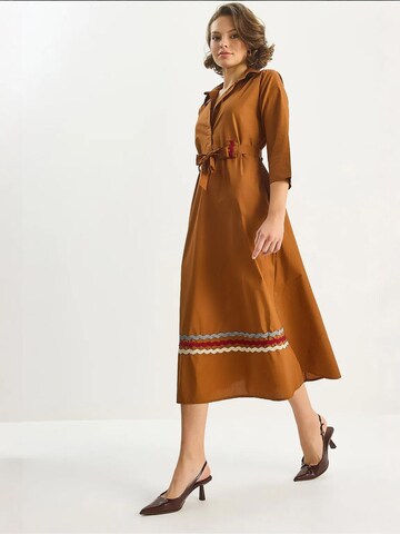 Bianco Lucci - Vestidos camiseiros em castanho