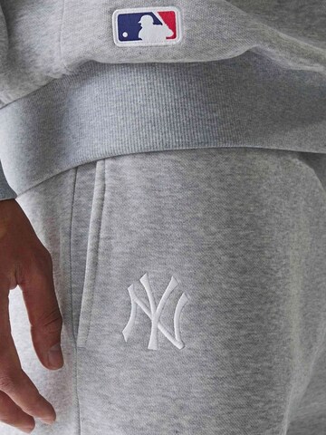 NEW ERA - regular Pantalón deportivo en gris