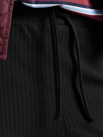 PIECES - Pierna ancha Pantalón 'PCLaya' en negro