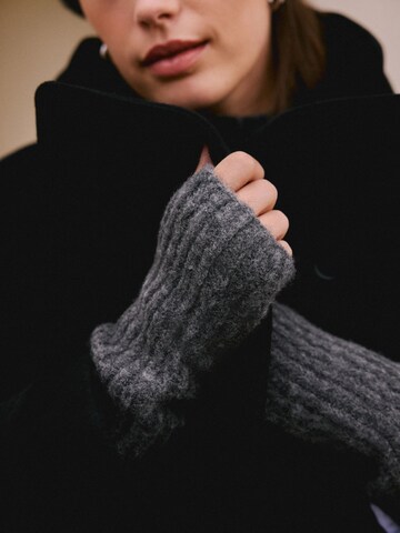 Next Handledsvärmare i grå: framsida