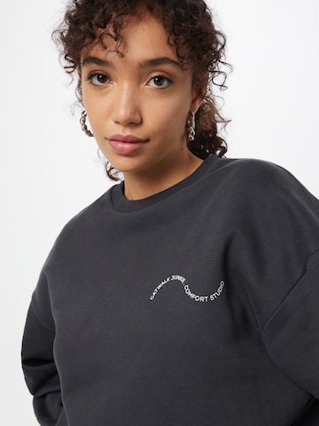 Sweat-shirt 'BE GOOD DO GOOD' Comfort Studio by Catwalk Junkie en noir