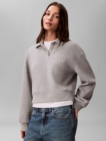 Sweat-shirt Calvin Klein Jeans en gris : devant