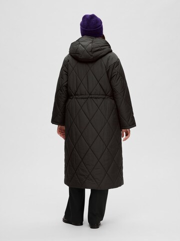 Selected Femme Curve Wintermantel 'Tora' in Zwart