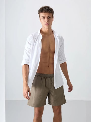 Tommy Life Regular Broek in Bruin: voorkant