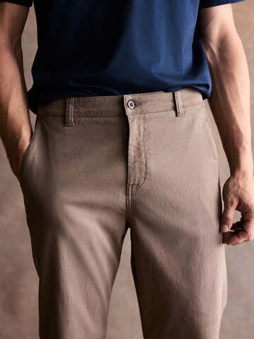 Next Regular Chinohousut värissä ruskea