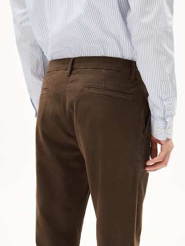 ARMEDANGELS Regular Chino in Bruin