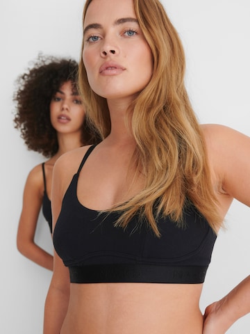 hunkemöller x NA-KD Bustier Melltartó 'Lenia' - fekete: elől