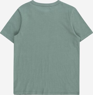 Tricou de la GAP pe verde