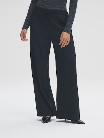 The Set Wide Leg Hose in Schwarz: Vorderseite