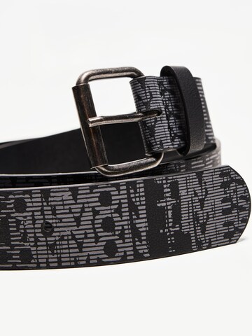Bershka Gürtel 'UNCOMMON TIMES' in Schwarz