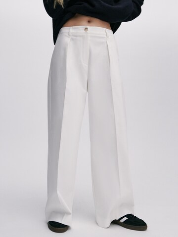 ABOUT YOU x Marie von Behrens tavaline Püksid 'Arlene', värv valge: eest vaates