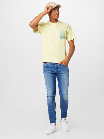 Calvin Klein - Camiseta 'Summer Clouds' en amarillo