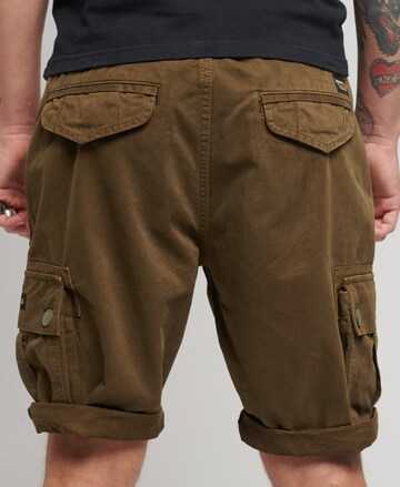 Regular Pantalon cargo Superdry en vert