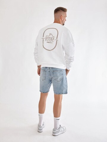 BAYSIDE BOUND Oversized trui 'THE BAYSIDE UNISEX OVERSIZE SWEATER' in Wit