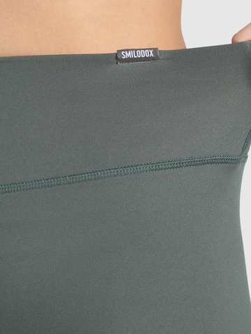 Coupe slim Pantalon de sport ' Darbie ' Smilodox en vert