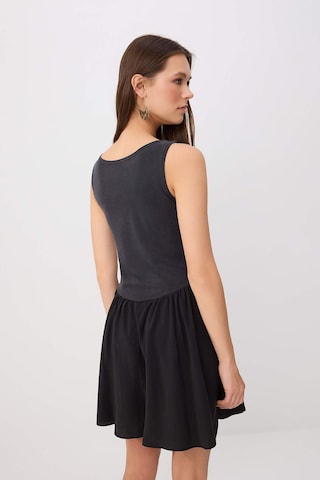 Trendyol - Vestido en negro