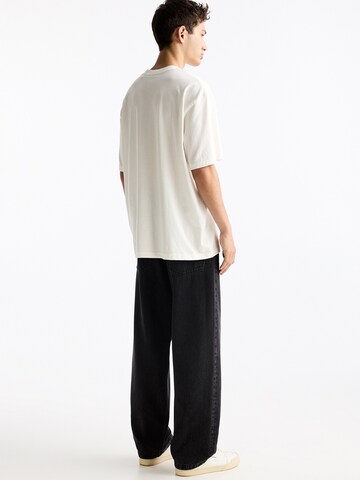 Tricou de la Pull&Bear pe alb