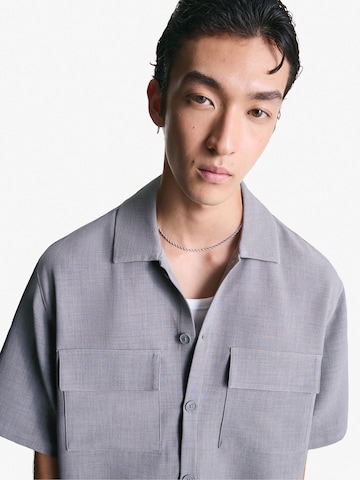 Comfort fit Camicia di Bershka in grigio