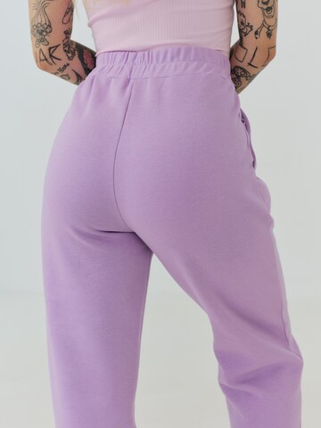 ABOUT YOU x Sharlota Tapered Hose 'Nala' in Lila