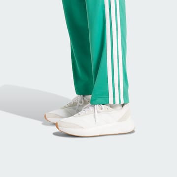 ADIDAS SPORTSWEAR Trainingsanzug 'Essentials' in Grün