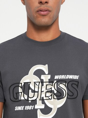 GUESS Футболка в Серый