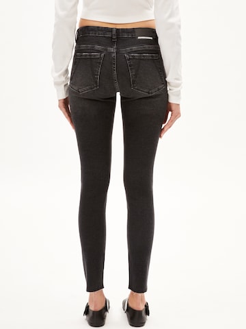 ARMEDANGELS Скинни Джинсы 'TAYNAA' в Серый