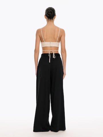 4TAILORS Široký strih Nohavice 'Connect Me' - Čierna