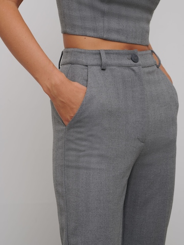 RÆRE by Lorena Rae Slim fit Pleated Pants 'Kim Tall' in Grey