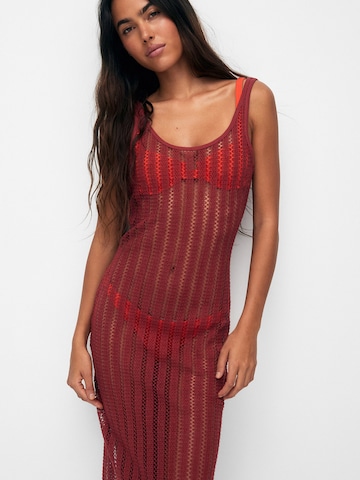 Rochie de plaja de la Pull&Bear pe roșu