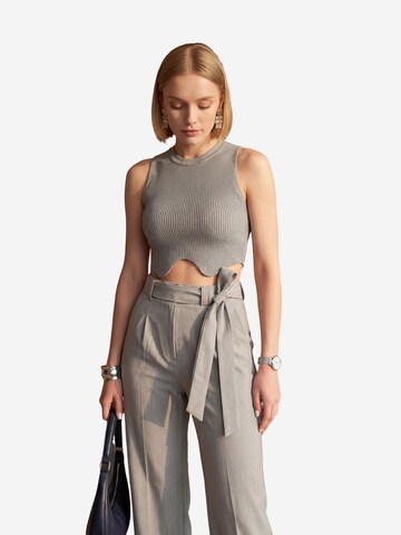 My fashion - Regular Calças com pregas em cinzento