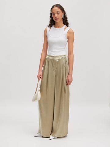 EDITED Широкий Брюки со складками 'Katie' в Зеленый