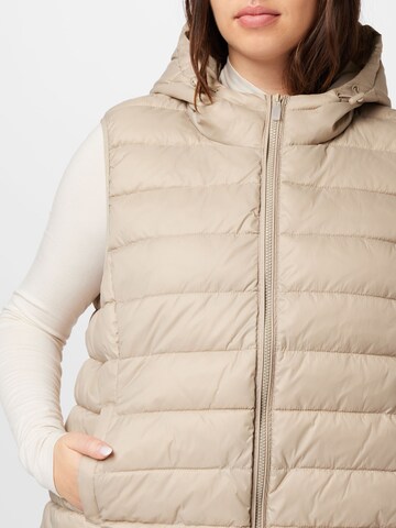 Gilet 'New Tahoe' di ONLY Carmakoma in beige