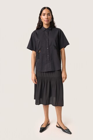 SOAKED IN LUXURY Blouse in Zwart