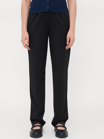 Only Tall Regular Pleat-front trousers 'ONLSULAJMA' in Black: front