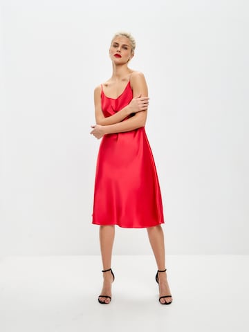 Robe 'Below the knee satin slip dress 'Grace'' Serena Silueta en rouge