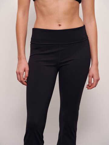 RÆRE by Lorena Rae Bootcut Broek in Zwart