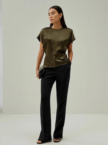 Lilysilk Blouse 'Seidentop mit kurzen Fledermausärmeln' in Groen