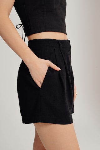 A LOT LESS Regular Pleat-Front Pants 'Delia' in Black