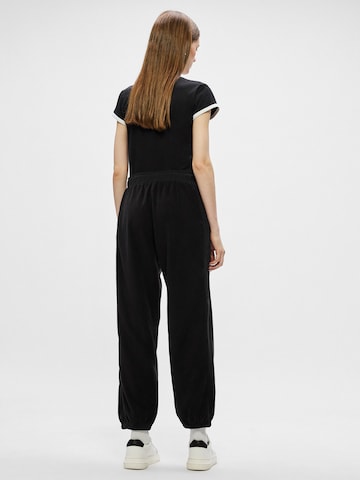 Tapered Pantaloni de la Calvin Klein Jeans pe negru: spate