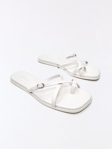 Bershka Сандали с разделител за пръстите в бяло