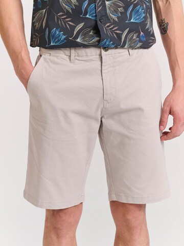 Regular Pantalon chino Funky Buddha en gris : devant
