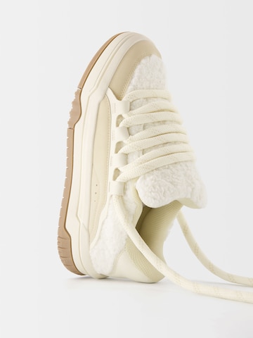 Baskets basses Bershka en beige