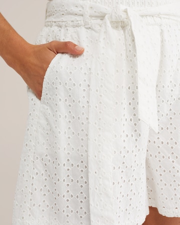 WE Fashion Ohlapna forma Hlače | bela barva