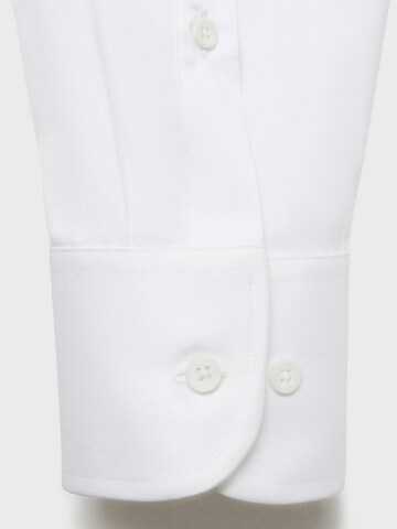 Coupe regular Chemise business 'Venecia' MANGO MAN en blanc