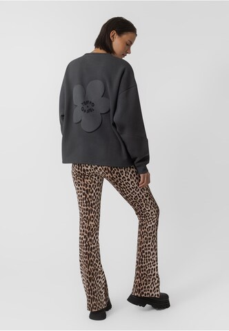 OH APRIL Sweatshirt i grå: framsida